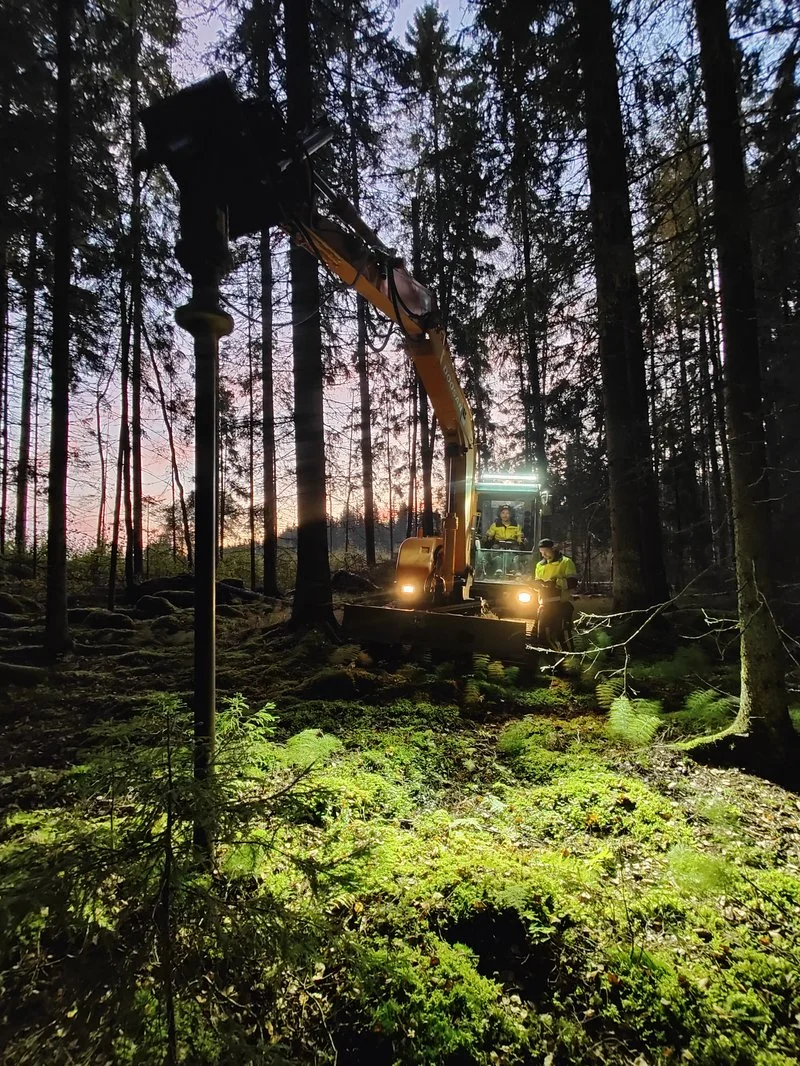 Schraubpfahl-Installation im Wald