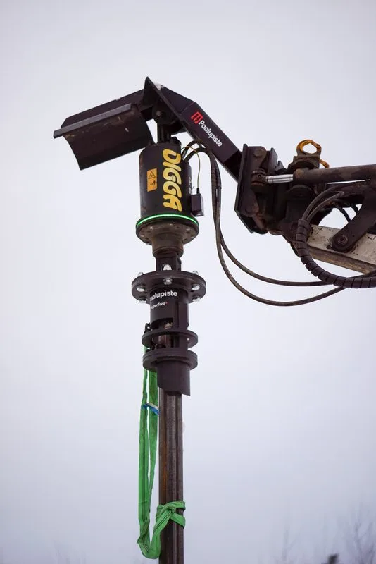 Connexion par ergots d'entraînement sur pieu vissé