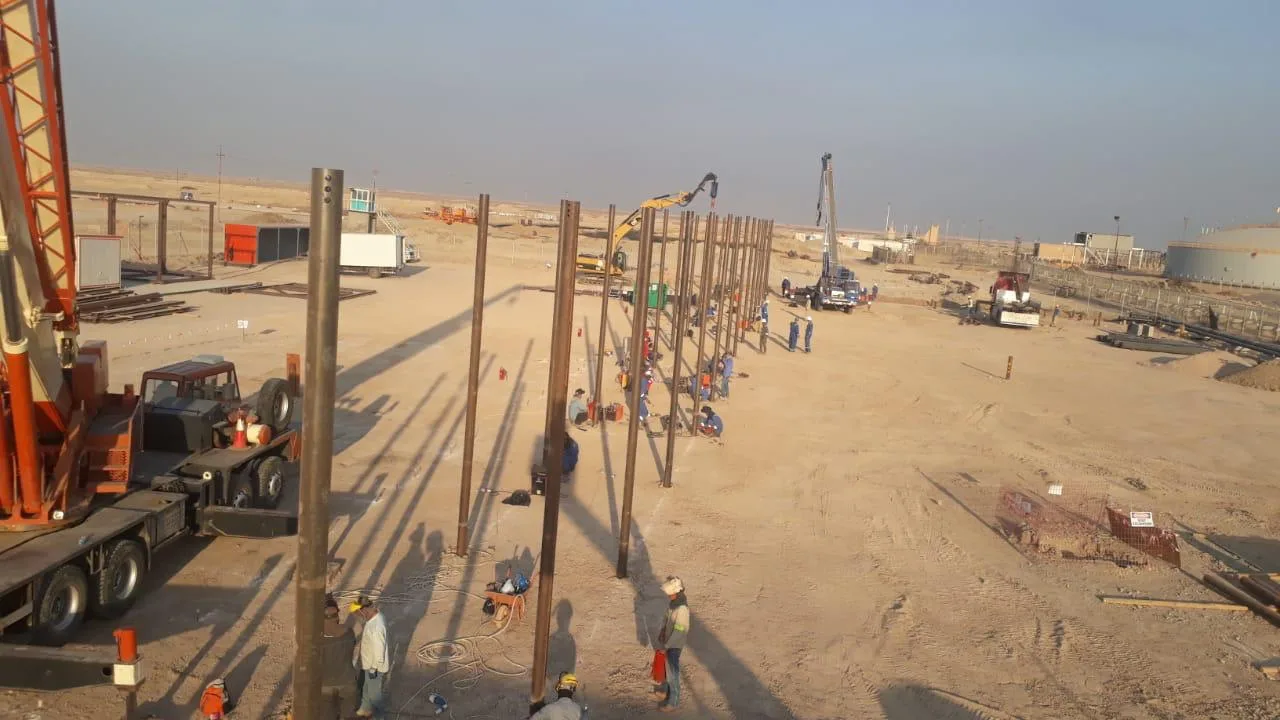 Reihen installierter Schraubpf&auml;hle f&uuml;r Pipeline-Tragstrukturen in Basra, Irak