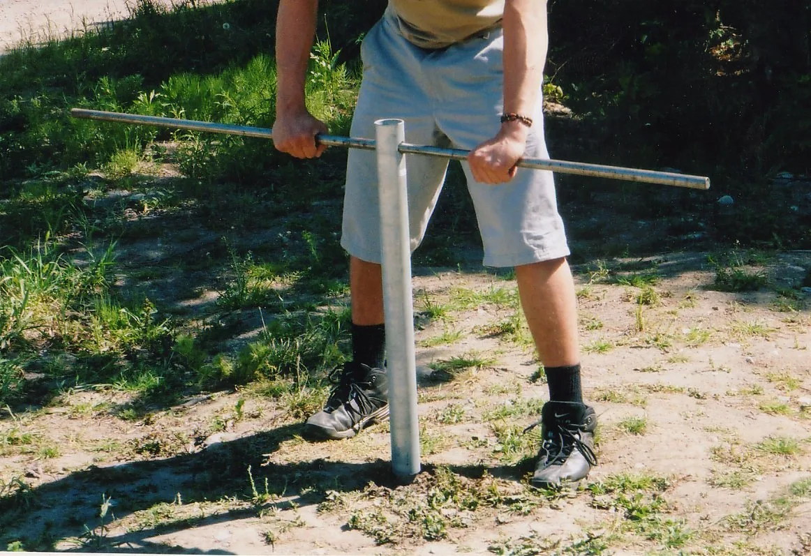 Le tout premier pieu vissé installé a la main, 2001