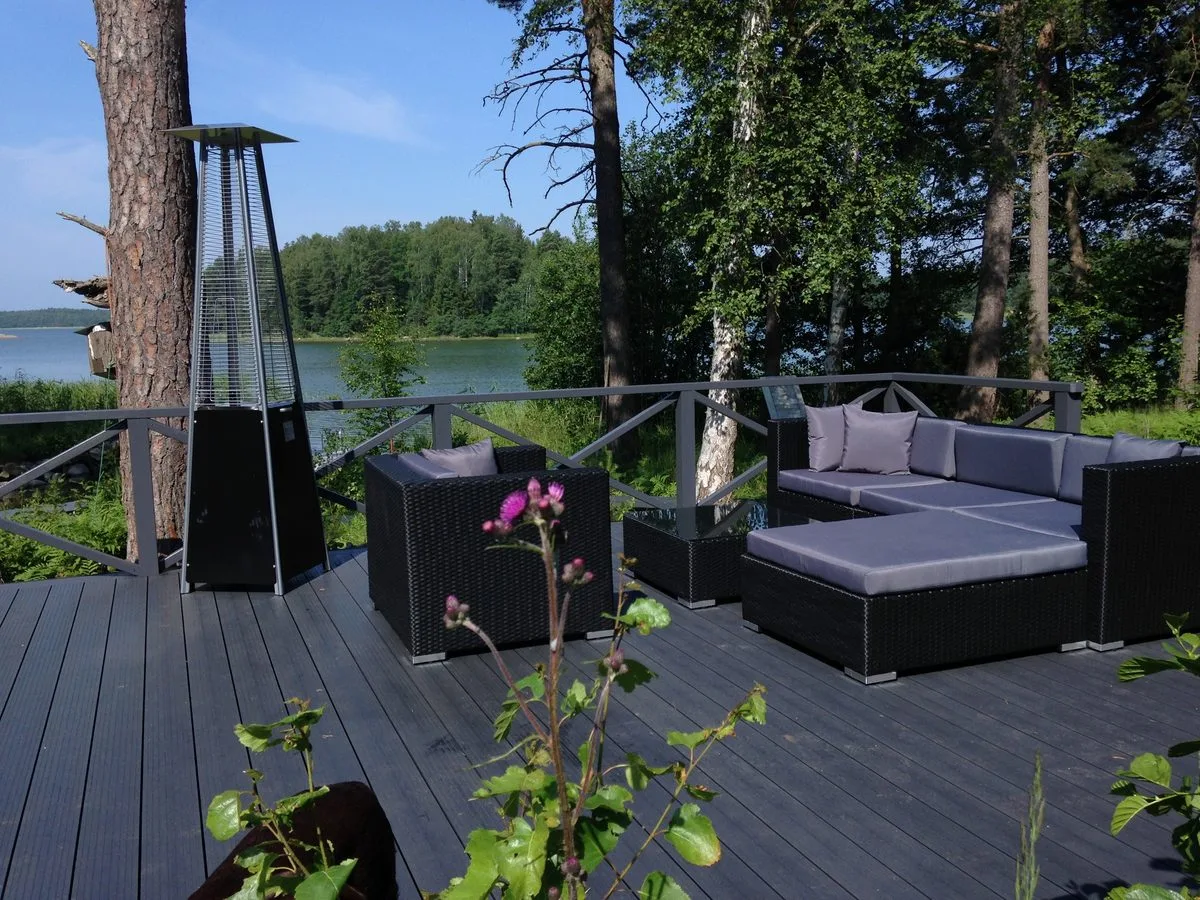 Seeufer-Lounge-Terrasse mit Gartenm&ouml;beln auf Schraubpfahl-Fundament