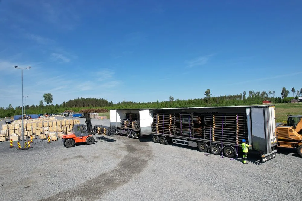 Livraison de pieux vissés Helicasol par camion