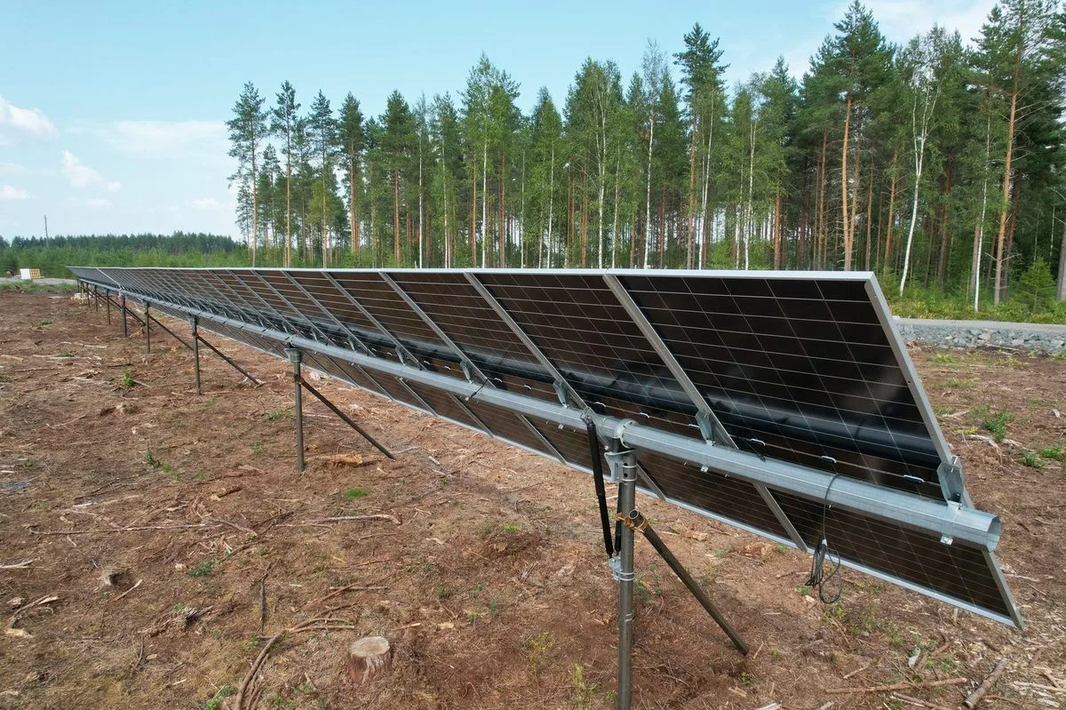 Installation de fondation sur pieux vissés dans un parc solaire Helicasol