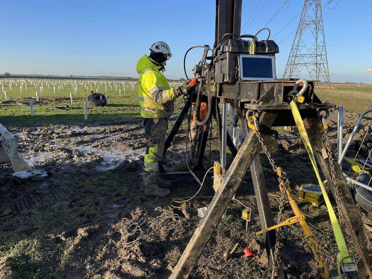 Fondations sur pieux vissés pour parcs solaires