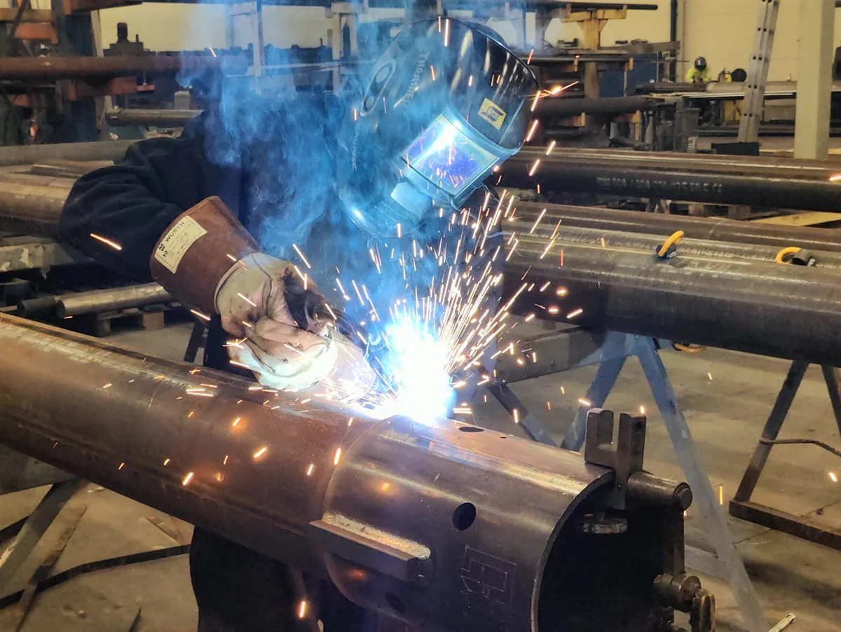 Fabrication et soudage de pieux vissés dans l'usine Paalupiste
